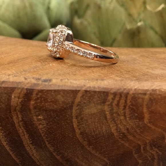 Stunning 18K Rose GP Swarovski Crystal Ring - Picture 2 of 8